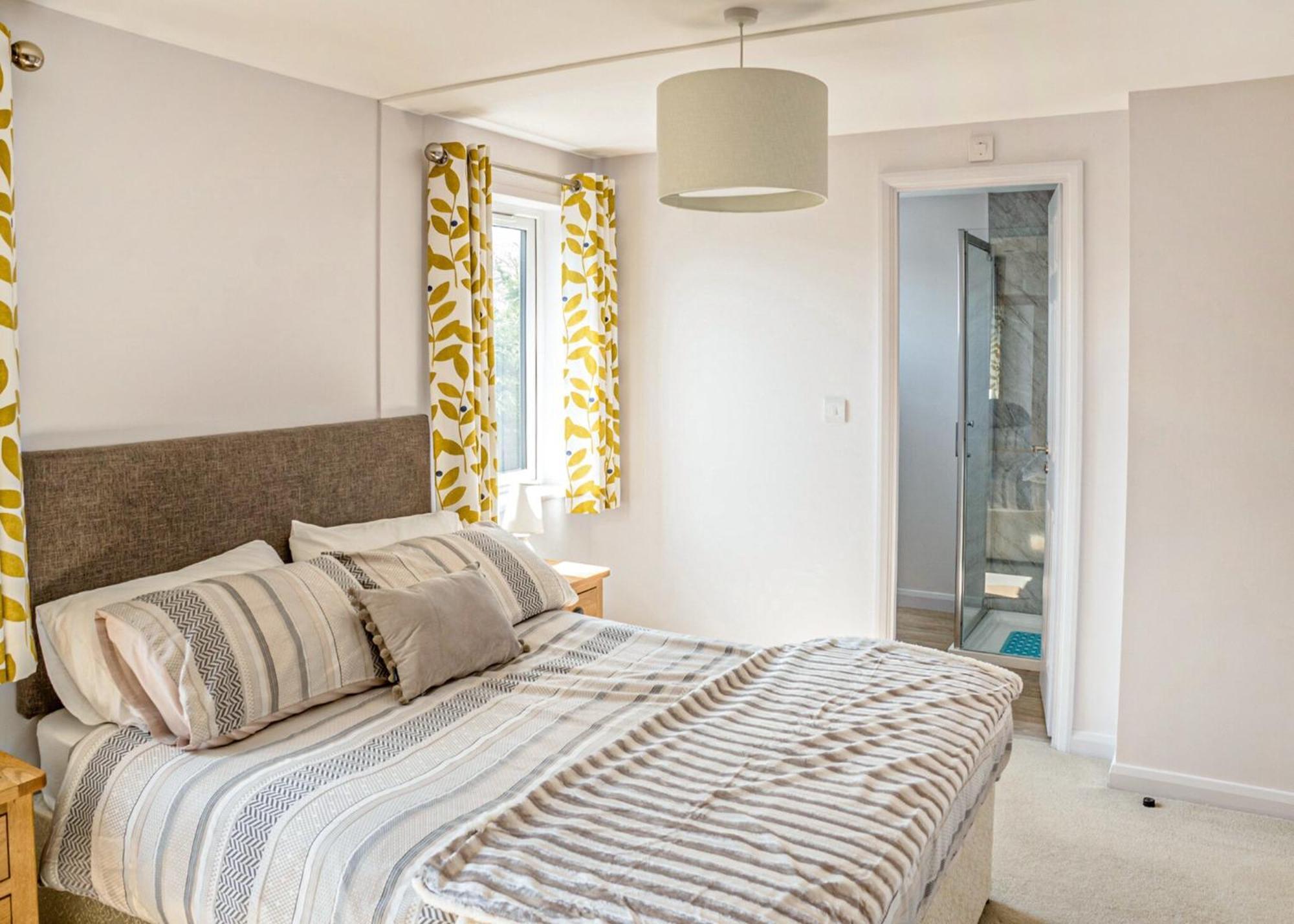 Hawthorn Glen Lodges Downham Market Room photo